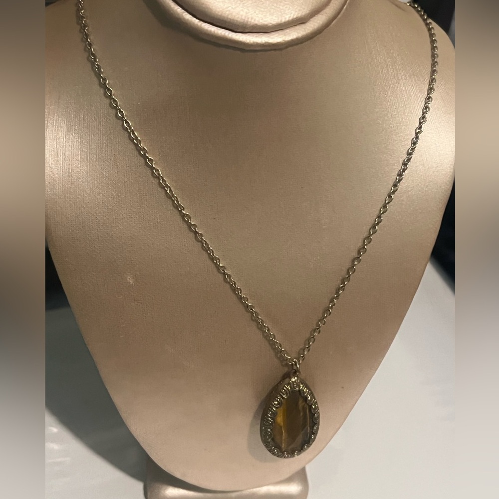 Elegant Gold Pendant Necklace